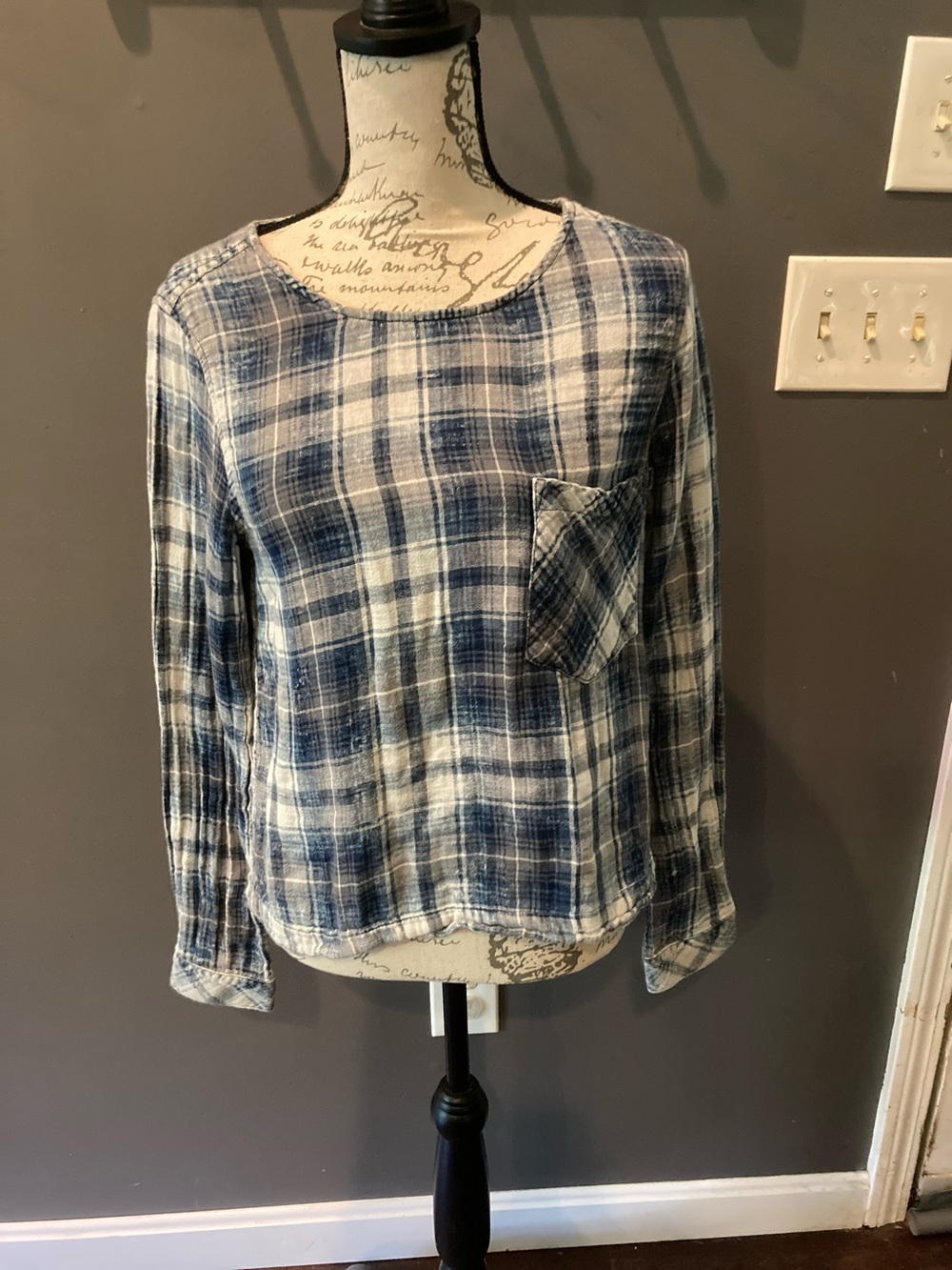 Anthropologie high low distressed long sleeved top EUC size small 💯 cotton